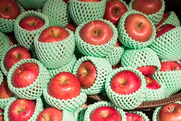 Куча органического сочного яблока с защитной пенной сеткой — стоковое фото