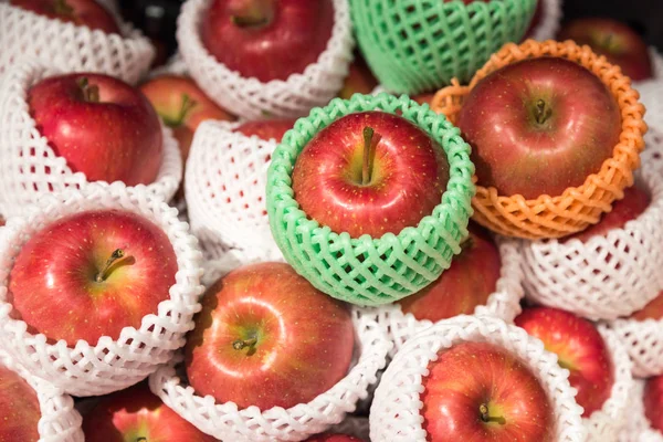 Куча органического сочного яблока с защитной пенной сеткой — стоковое фото