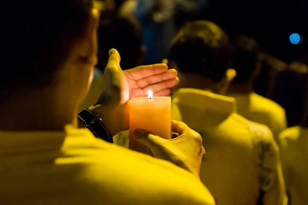 Gente sosteniendo vigilia de velas en la oscuridad buscando esperanza, adoración, p — Foto de Stock