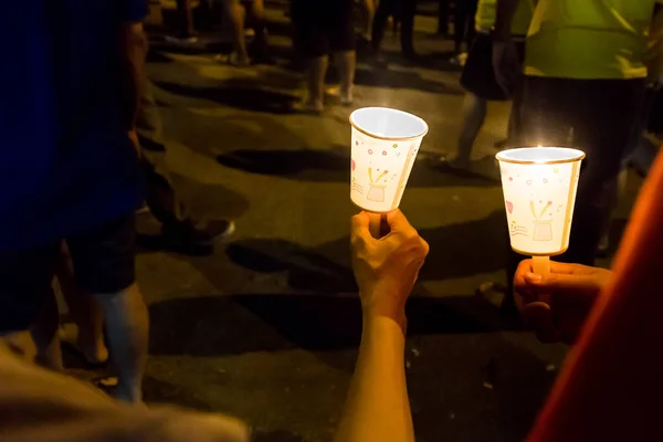 Lidé drží hlídku svíčka ve tmě Hledat naději, o p — Stock fotografie