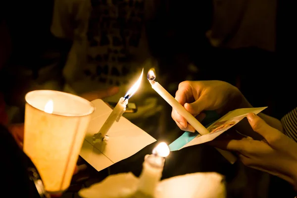 Menschen entzünden Kerzenwache in der Dunkelheit auf der Suche nach Hoffnung, Gottesdienst, — Stockfoto
