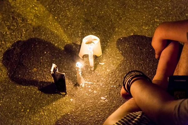 Lidé s svíčka vigilie ve tmě Hledat naději, uctívání, modlit se — Stock fotografie