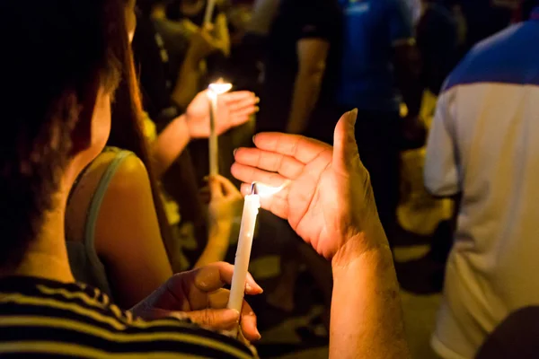 Gente sosteniendo vigilia de velas en la oscuridad buscando esperanza, adoración, p —  Fotos de Stock