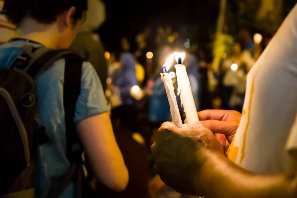 Gente sosteniendo vigilia de velas en la oscuridad buscando esperanza, adoración, p —  Fotos de Stock