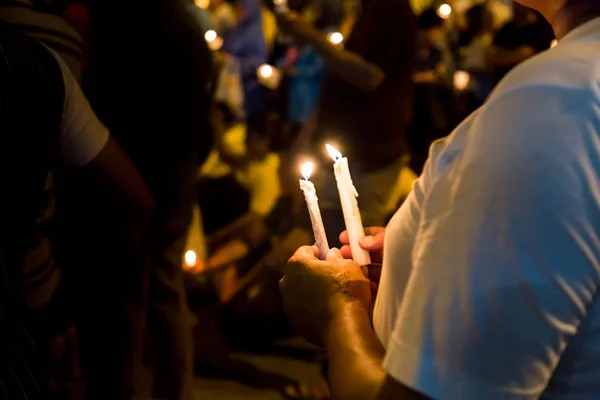 Gente sosteniendo vigilia de velas en la oscuridad buscando esperanza, adoración, p —  Fotos de Stock