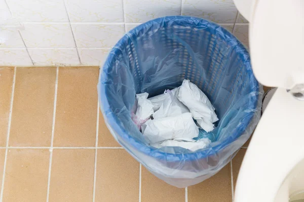 二手卫生巾垫包装及弃置在垃圾箱内 — 图库照片