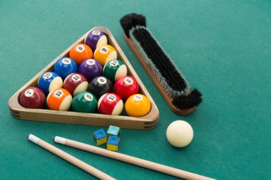 Snooker Bilardo havuz topları, cue, fırça, tebeşir yeşil masada 