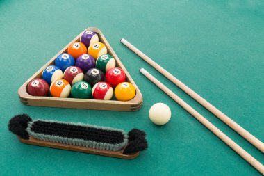 Snooker Bilardo havuz topları, cue, fırça, tebeşir yeşil masada 