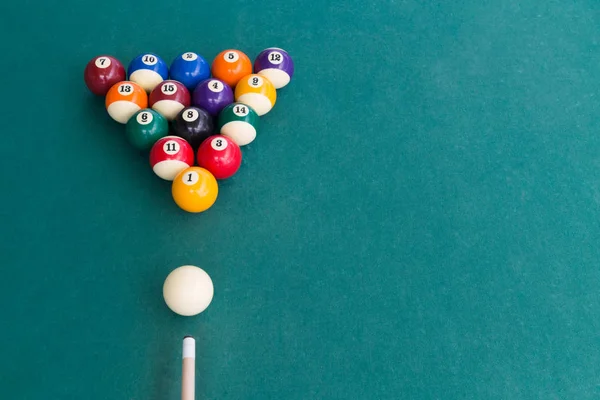 Visão aérea de bilhar bilhar bolas de snooker na mesa verde — Fotografia de Stock