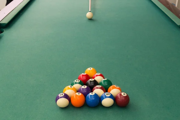 Cue aiming white ball to break snooker billards on table — Stock Photo, Image