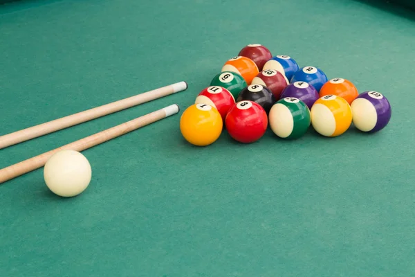 Snooker billards pool balls and cue stick on green table — Stock Photo, Image
