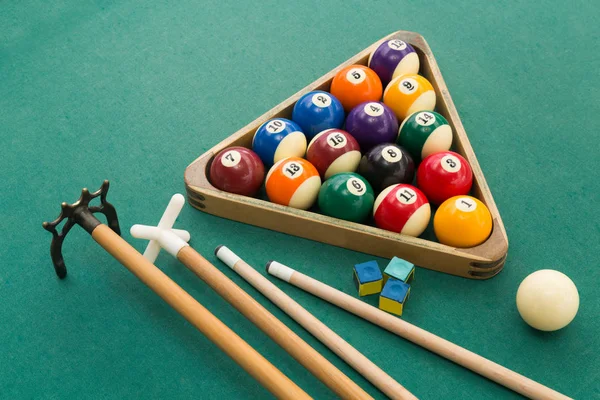 Snooker billards pool balls, cue, chalk on green table — Stock Photo, Image