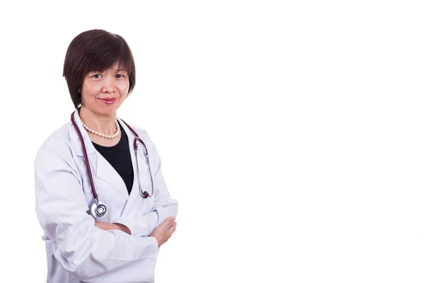 Asiatique femme médecin avec stéthoscope sur fond blanc — Photo
