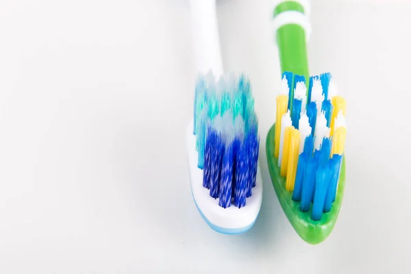 Perbandingan sikat gigi dengan ujung bulu bulat dan Bri meruncing — Stok Foto