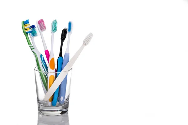 Tandbørster med forskellige hoved og børste design placeret i gl - Stock-foto