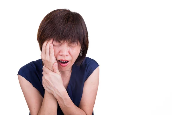 Asyalı kadın yüzüne elleriyle yoğun acı içinde — Stok fotoğraf