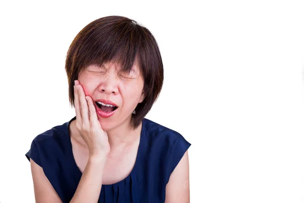Азіатський жінка, яка страждає інтенсивним Зубний біль з руками за fac — стокове фото