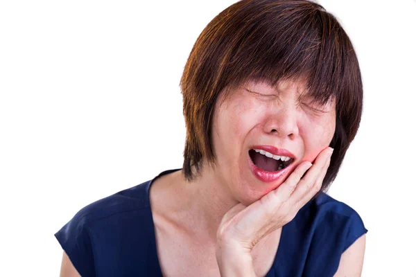 Fac 上で強烈な歯痛の痛みに苦しんでいるアジア女性の手します。 — ストック写真