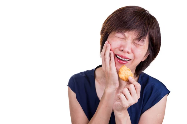 クッキーをかむ後強烈な歯痛の痛みにアジア女性 — ストック写真