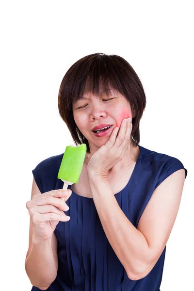 Asyalı kadınlar ısırma sonra yoğun diş ağrısı acı cr buz — Stok fotoğraf