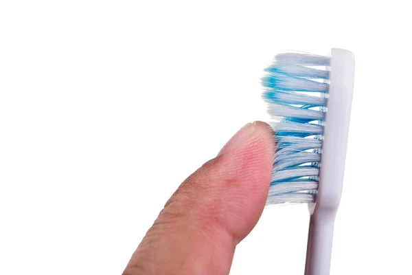 Dedo que toca suave y delgado cepillo de dientes cónico cerda — Foto de Stock