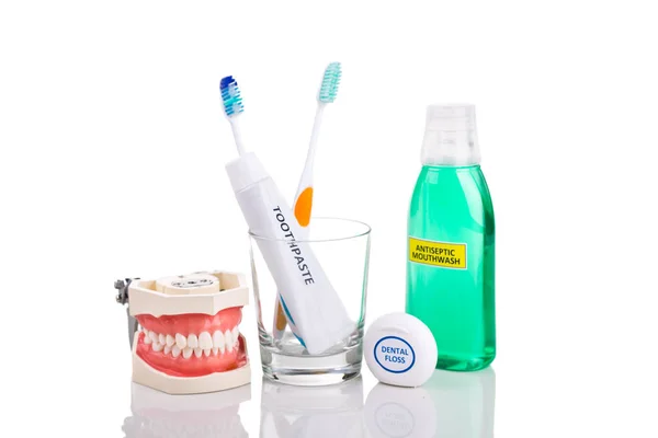 Prodotti essenziali per la cura orale spazzolino affusolato, dentifricio, mou — Foto Stock