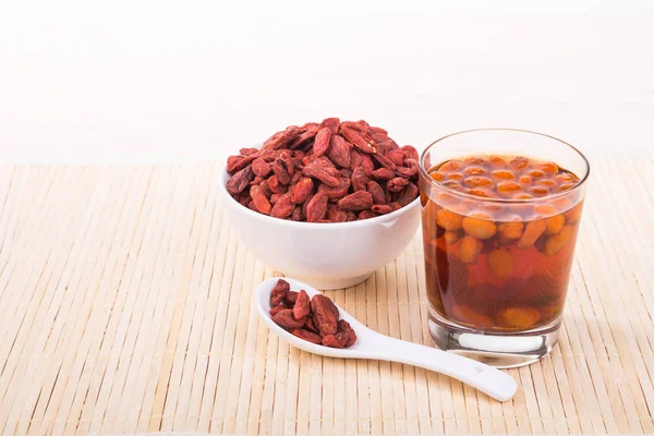 Goji-Beeren oder Wolfberry-Tee zur Verbesserung des Sehvermögens — Stockfoto