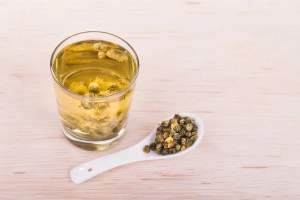 Té de crisantemo remedio tradicional para mejorar la vista, claro — Foto de Stock