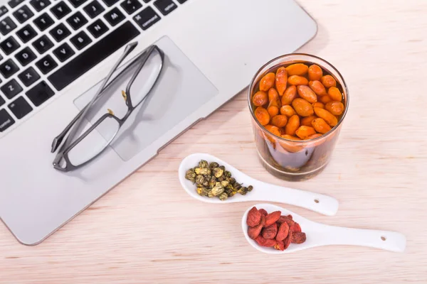 Goji berries or Wolfberry, Chrysanthemum tea remedy to improve e — Stock Photo, Image