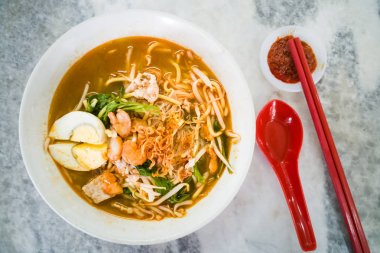 Penang popüler erişte ile yumurta ve küçük karides karides