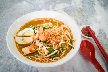 Penang popüler erişte ile yumurta ve küçük karides karides