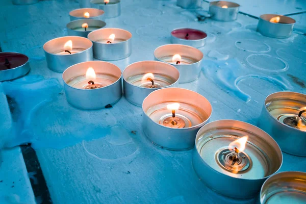 Kerze Teelichter auf dem Kirchenaltar — Stockfoto