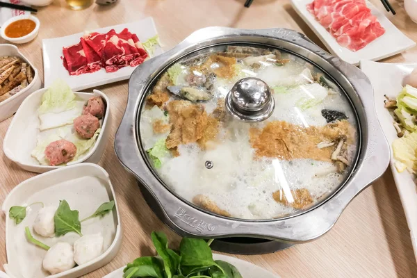 Traditionele Chinese stoomboot of hotpot met heerlijk eten verspreiding — Stockfoto