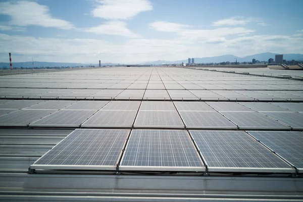 Painéis solares no telhado do edifício industial gerar eletricidade — Fotografia de Stock