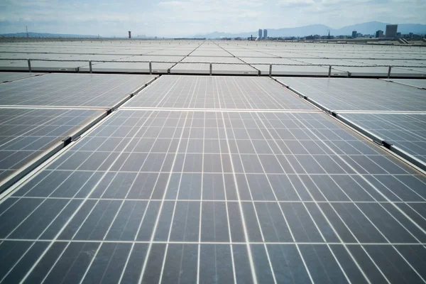 Painéis solares no telhado do edifício industial gerar eletricidade — Fotografia de Stock