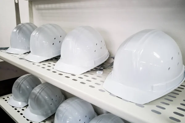 Almacenamiento de casco de seguridad industrial blanco en fábrica — Foto de Stock
