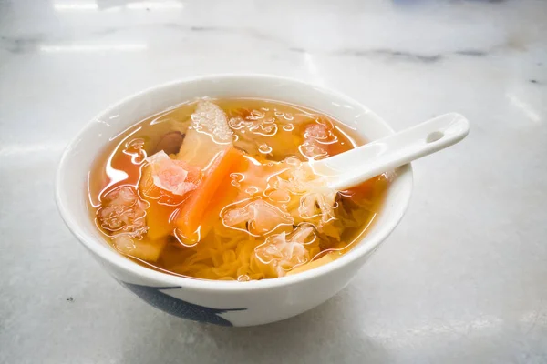 Traditionele Chinese zoete dessert van schimmel, ginkgo, longan, da — Stockfoto