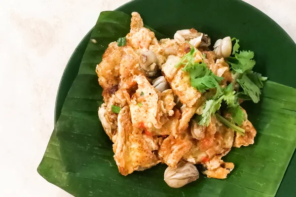 Asya lezzetli kızarmış istiridye yumurta omlet mutfağı ile — Stok fotoğraf
