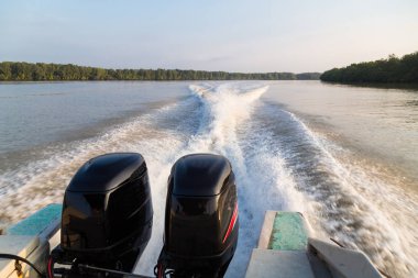 Hız tekne ikiz motoru Nehri tarafından oluşturulan dalga