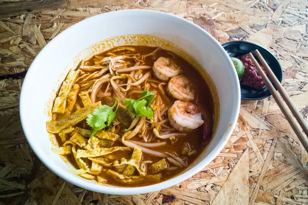 Auténtico fideos Sarawak laksa con gambas y tiras de huevo — Foto de Stock