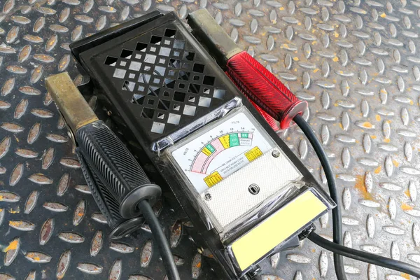 Multímetro de carro automático para verificar a força da bateria — Fotografia de Stock