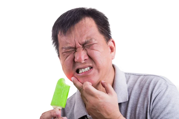 Homem em idade madura sofrendo dor de dente intensa após picar gelo cr — Fotografia de Stock