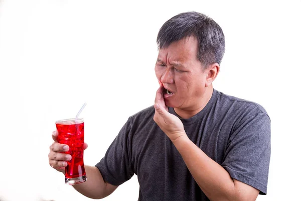 Сосредоточьтесь на холодном напитке с человеком на фоне зубной боли — стоковое фото