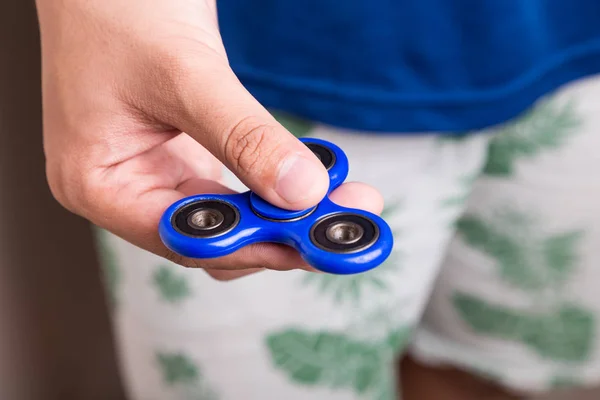 Teenager holding il fidget spinner — Foto Stock