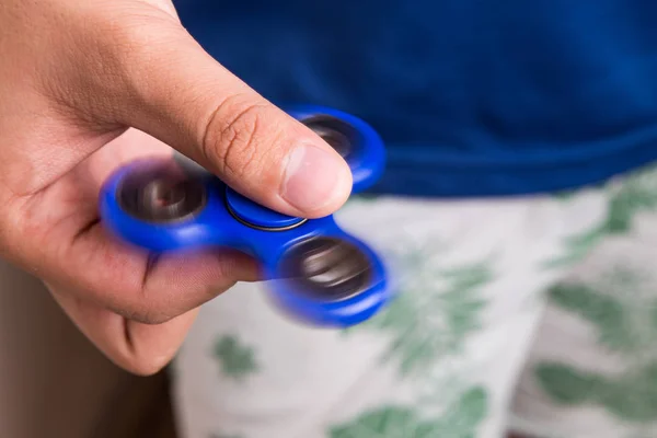 Adolescente sosteniendo un spinning fidget spinner — Foto de Stock