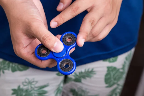 Adolescente tentativa de girar o fidget spinner — Fotografia de Stock