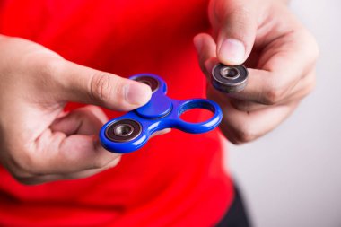 Topluca spinner, tehlikeli f ağırlığı tutan kişi oynamış