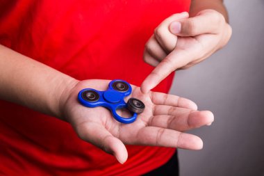 Topluca spinner, tehlikeli ağırlığı işaret eden kişi oynamış 