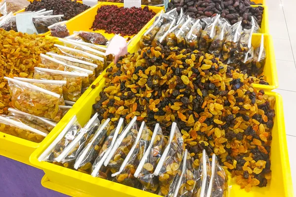 Pasas de uva a la venta en el bazar para los musulmanes iftar romper rápido —  Fotos de Stock