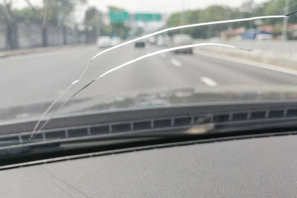 Perspectiva del parabrisas o parabrisas del coche agrietado durante la conducción — Foto de Stock